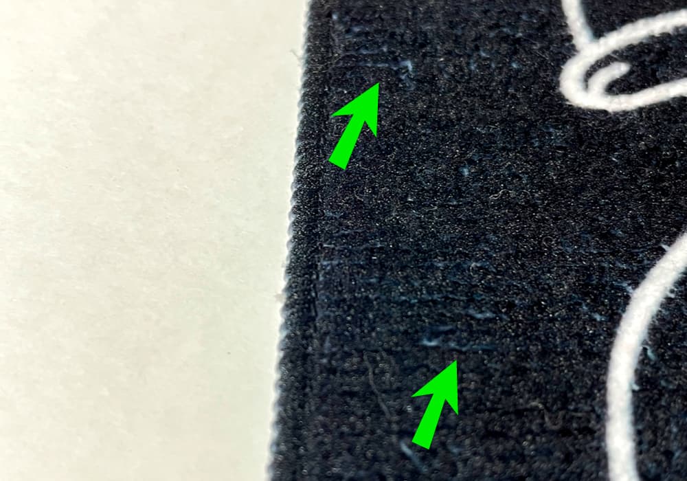 濃い色に目立つ白地